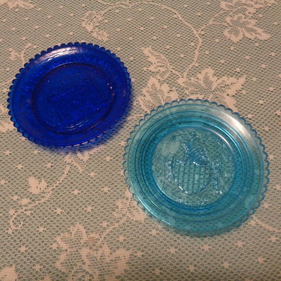 VINTAGE SET OF 2 SMALL BLUE GLASS DECORATIVE PLATES 1 EAGLE NYE 64 ETC. LOT - Picture 5 of 7